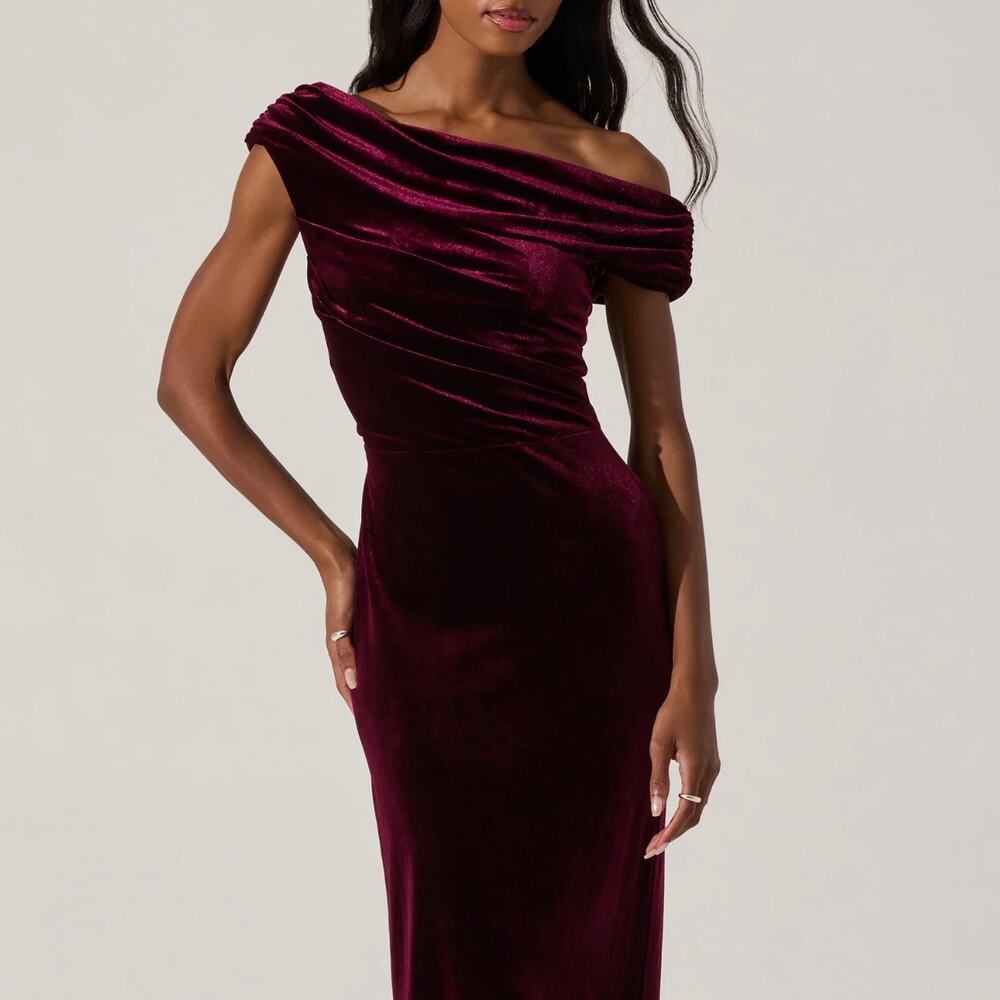 Astr Velvet Off-Shoulder Midi Dress in Burgundy